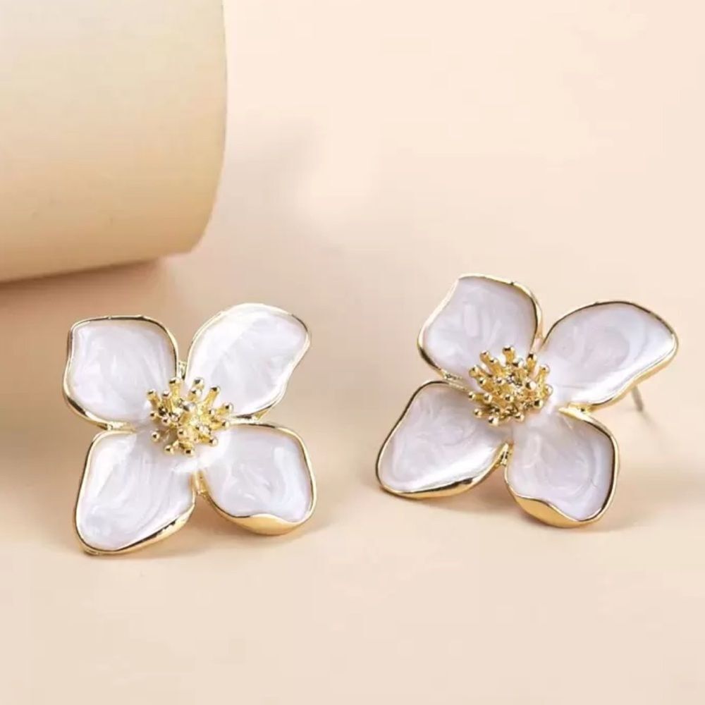 White flower stud earrings A653